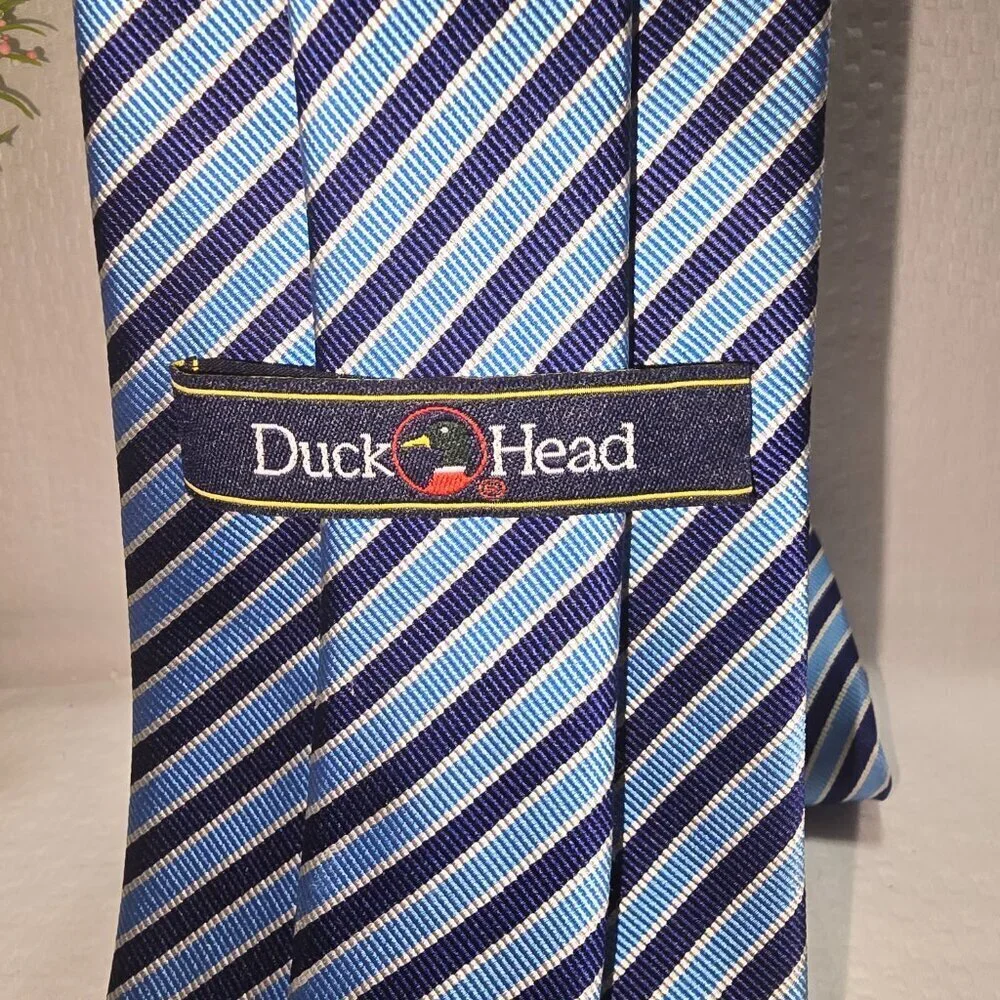 DUCK HEAD MENS SILK TIE STAIN RESISTANT BLUE AND NAVY DIAGONAL STRIPE EUC